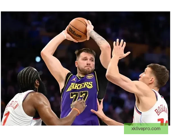 詹姆斯背靠背三双创历史新高 与东契奇激情熊抱庆祝胜利