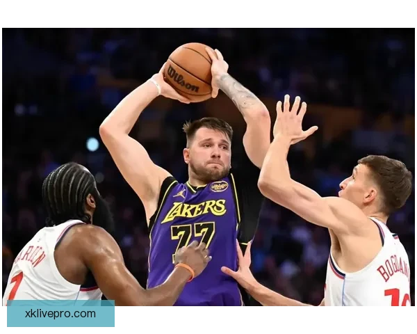 詹姆斯背靠背三双创历史新高 与东契奇激情熊抱庆祝胜利